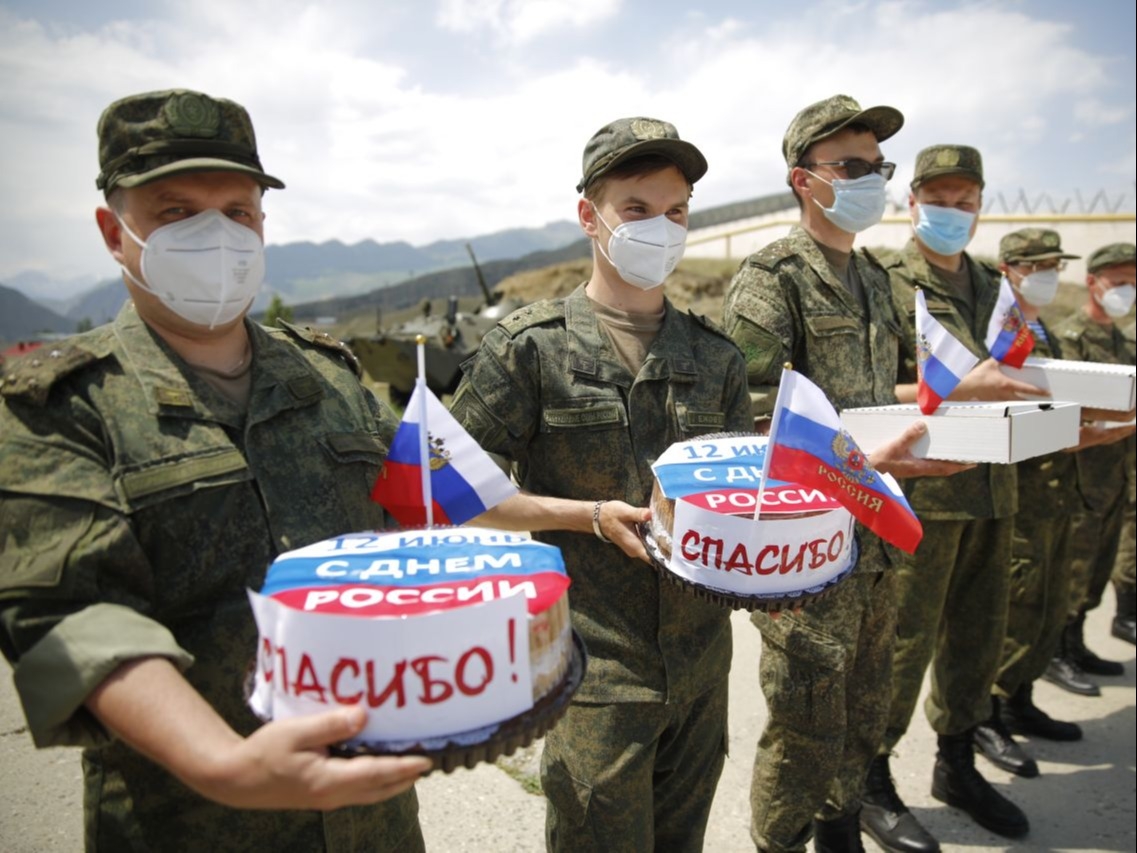 Жители Дагестана подарили военным врачам национальные пироги за помощь в борьбе с COVID-19