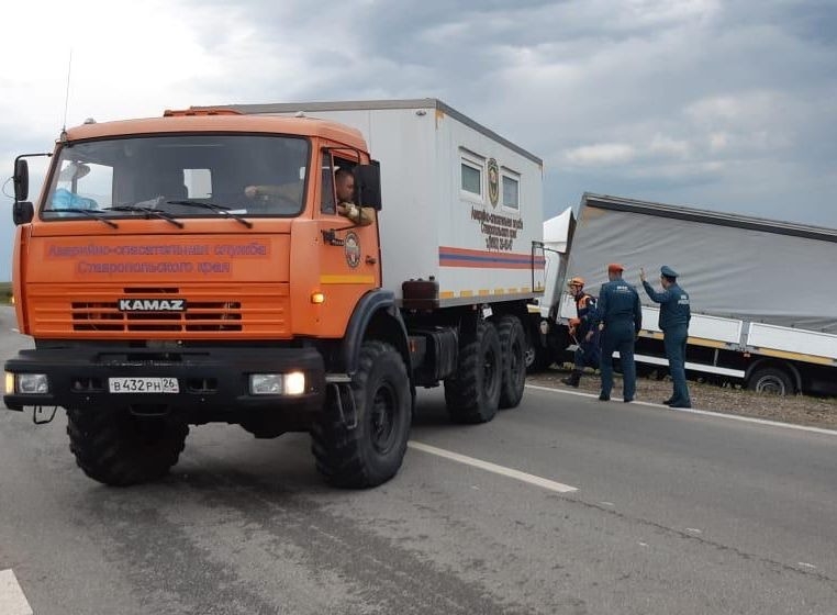 Больше десятка большегрузов опрокинулись на Ставрополье из-за сильного ветра