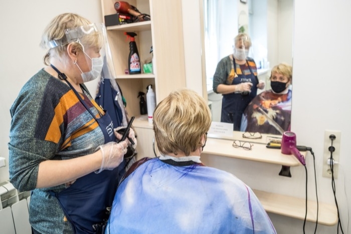В Подмосковье возобновили работу около 2 тыс. салонов красоты и парикмахерских