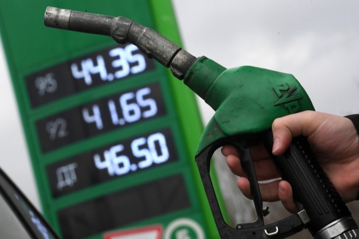 Доля госзакупок бензина АИ-92 по завышенным ценам в РФ составила в январе-мае 1,4%