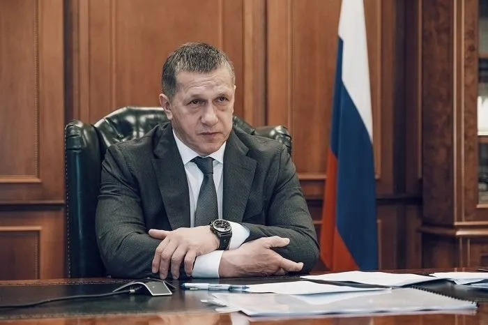 Трутнев предложил чиновникам Хабаровского края взять лопаты и самим строить обещанную дорогу к "дальневосточным гектарам"