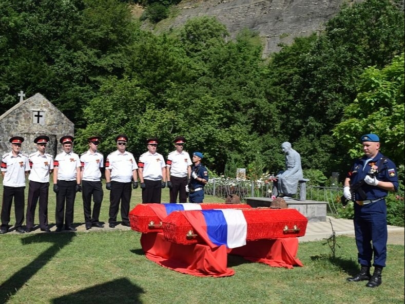 Двенадцать советских солдат захоронили в безымянных могилах на Кубани в День памяти и скорби