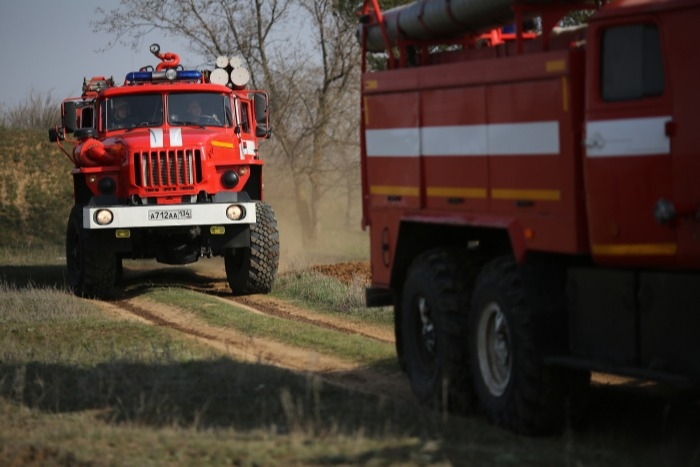 Десять частных домов оказались в огне близ горящего пшеничного поля в Волгоградской области