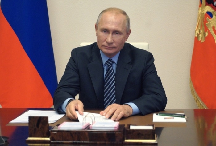 Путин поручает продлить на два месяца доплаты медикам и соцработникам за работу в условиях коронавируса