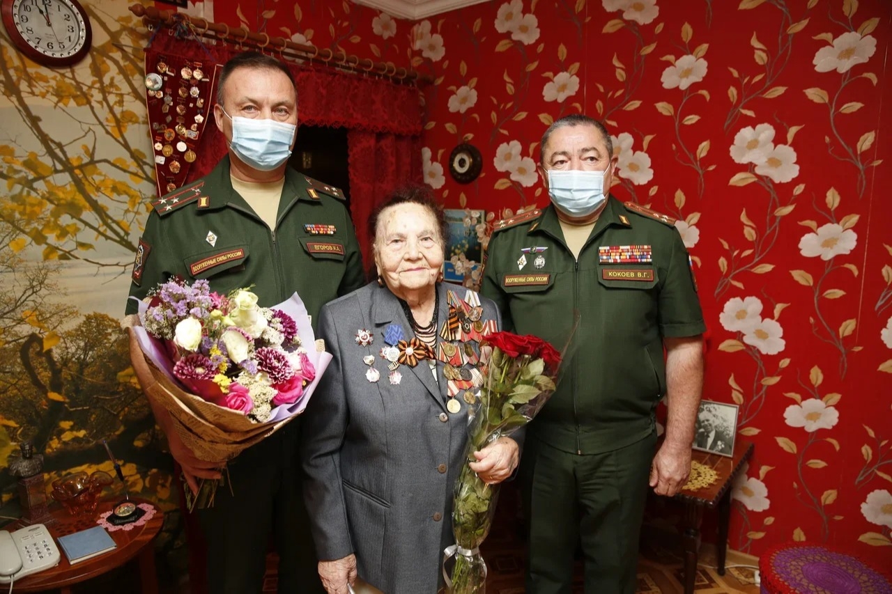Военнослужащие ЮВО в Ростовской области поздравили ветерана Великой Отечественной войны со 100-летним юбилеем