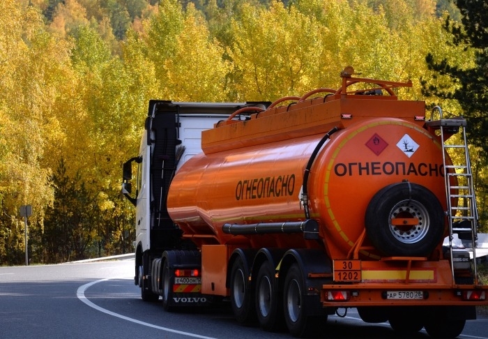 Бензовоз с 23 тоннами дизтоплива опрокинулся на трассе в Забайкалье