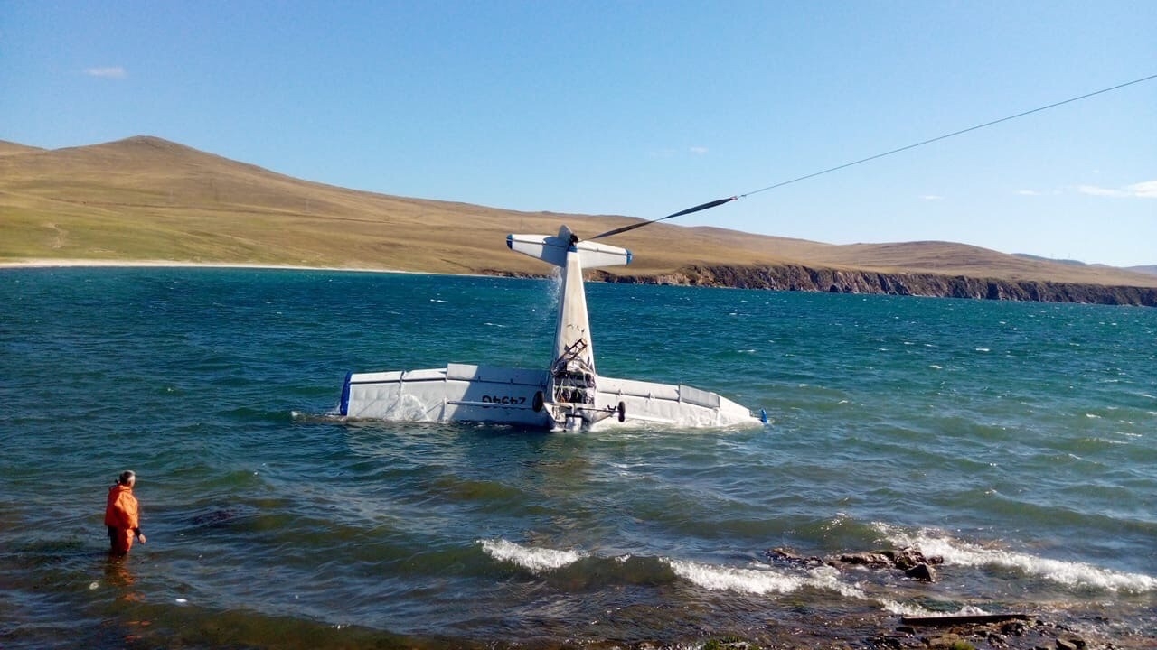 Частный самолет аварийно сел на воду Байкала в Иркутской области