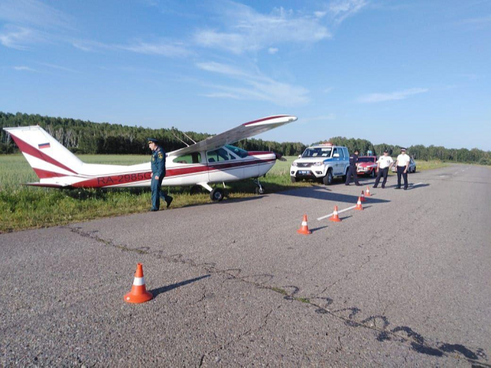 Неисправность двигателя стала причиной вынужденной посадки самолета лесопожарного центра под Красноярском - МЧС