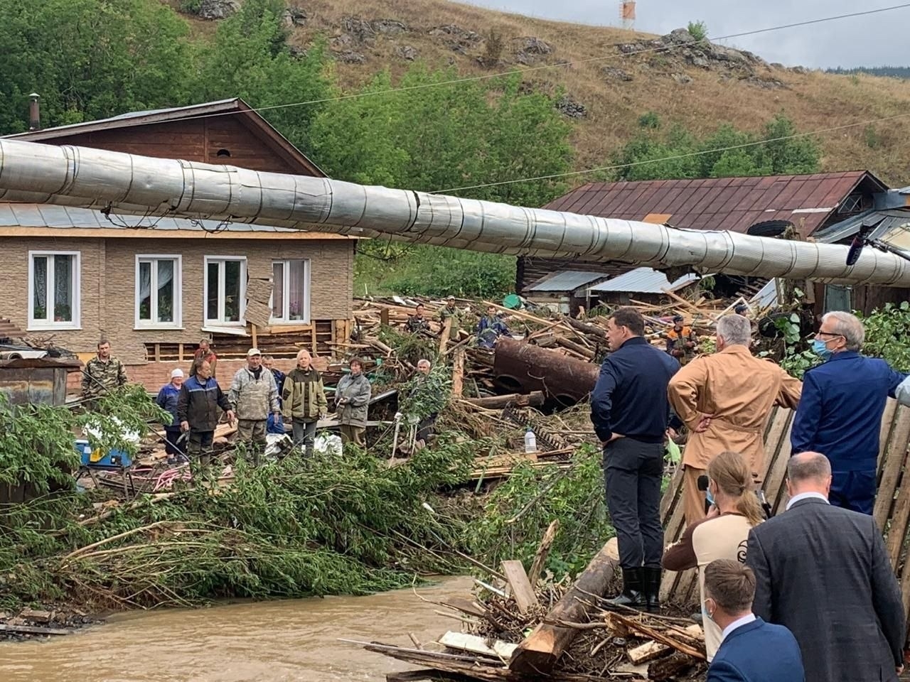 Пострадавшим от паводка в свердловских Нижних Сергах единовременно выплатят по 15 тыс. рублей