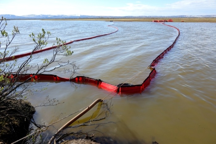 Подъем уровня воды в реке Селемджа усложняет работу по сбору нефтепродуктов