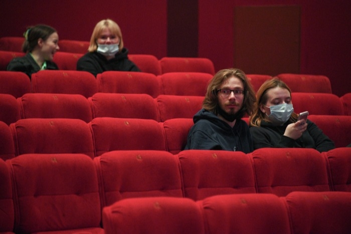 Посещаемость кинотеатров в РФ после открытия сократилась на 90% по сравнению с аналогичным периодом прошлого года