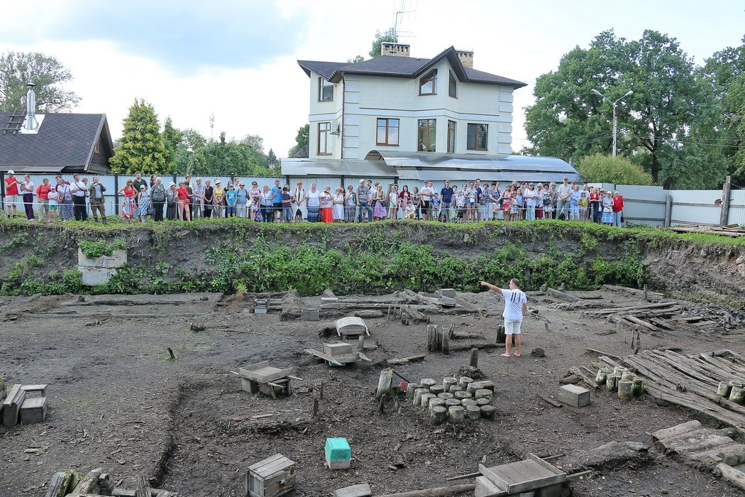 Археологи нашли в центре Великого Новгорода костяную грамоту XIII века