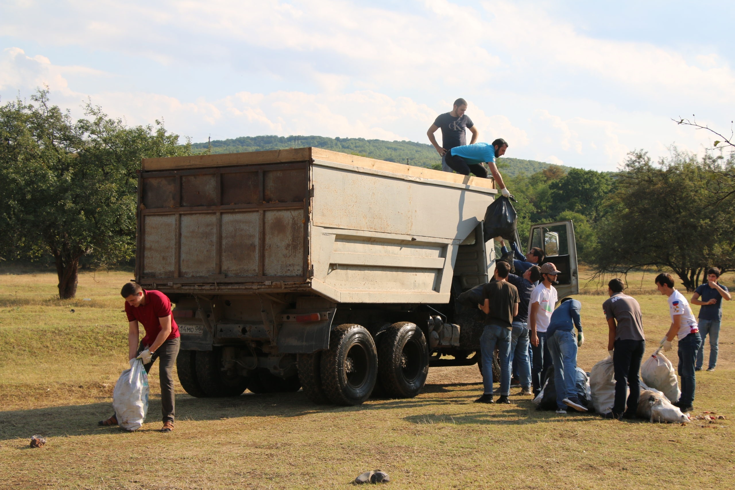 Волонтеры собрали около 350 мешков мусора на месте кемпинга в Ингушетии