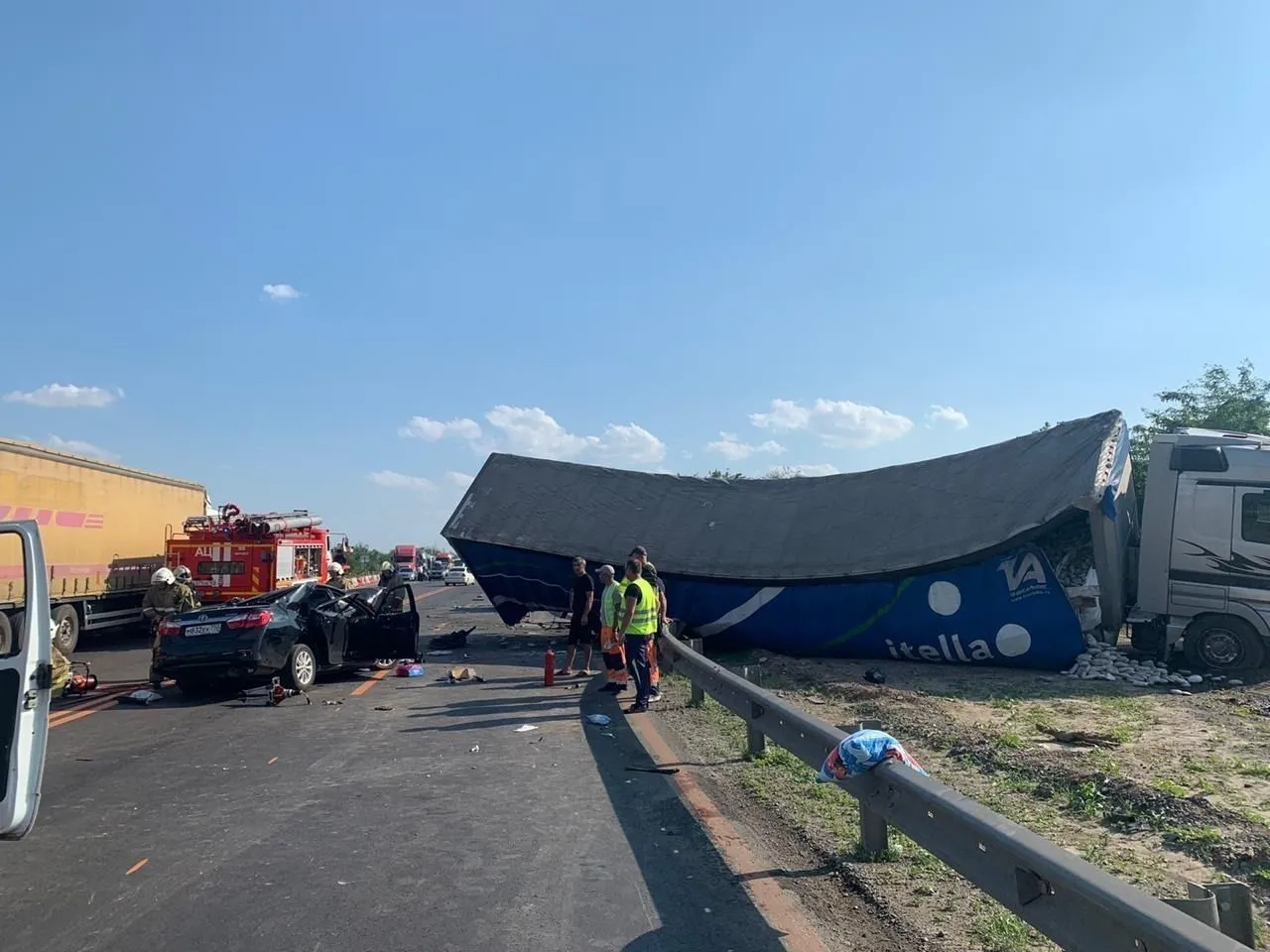 До трех увеличилось число жертв ДТП с участием легковушек и фуры в Ростовской области