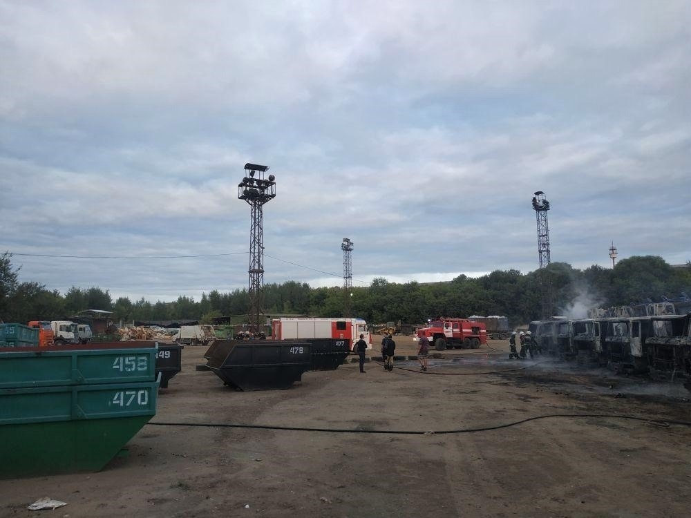 Десять мусоровозов сгорели во Владимире