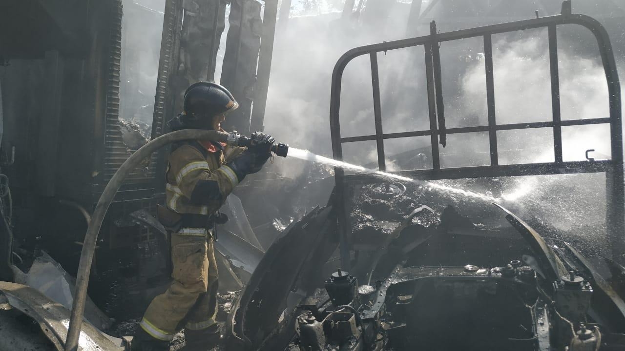 Здание автосервиса загорелось в Хабаровске