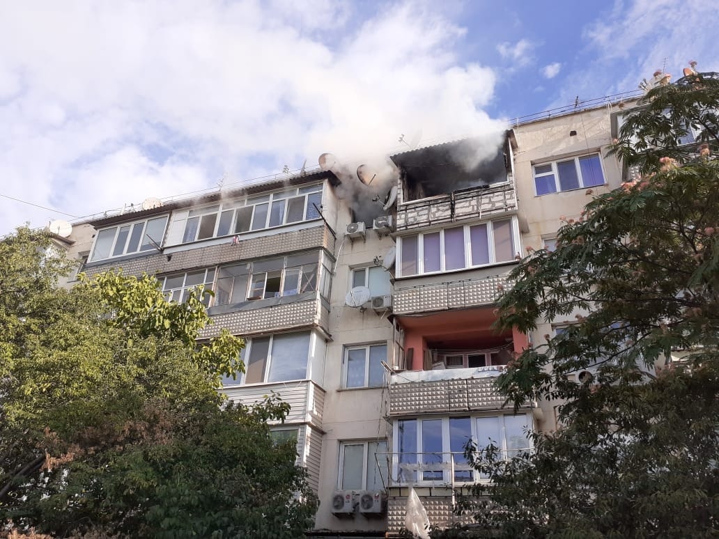 В Севастополе горит жилой дом, есть погибшие и пострадавшие