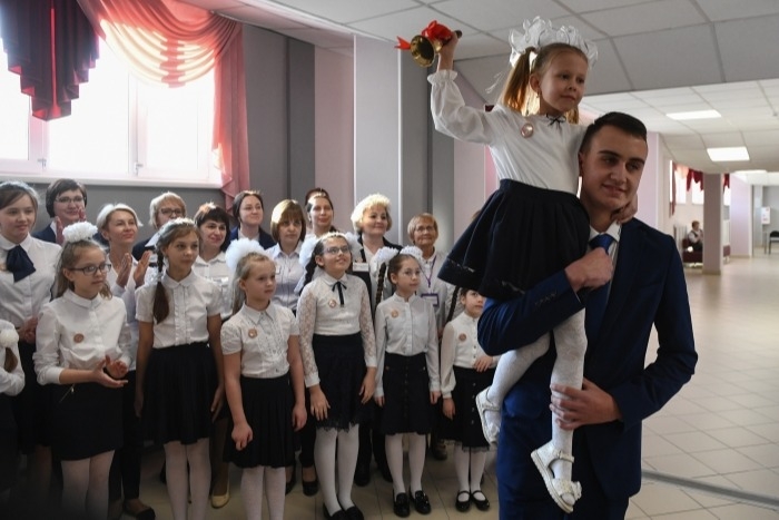 Школы Петербурга проведут 1 сентября линейки для выпускников и первоклассников