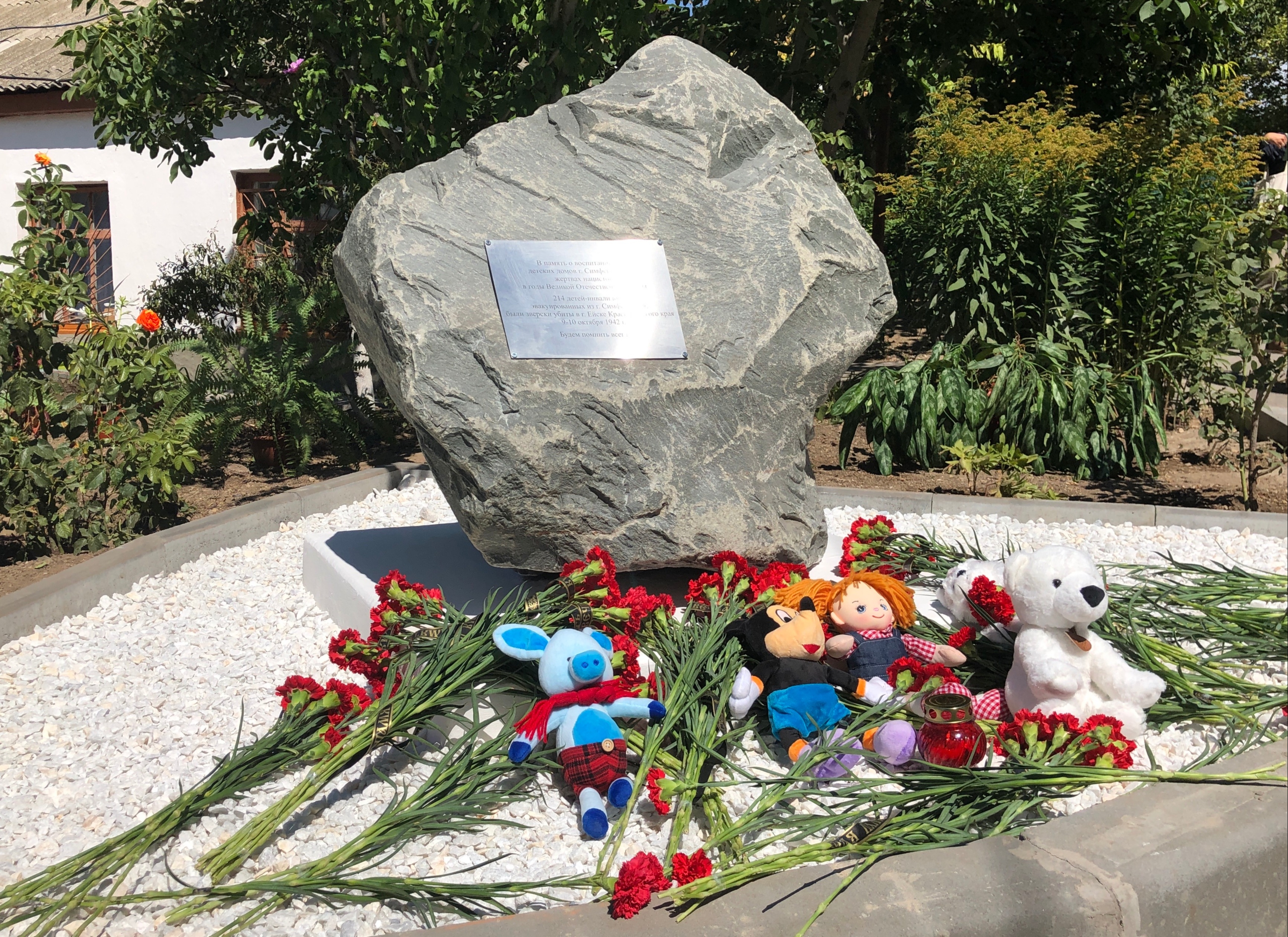 Мемориал в память об убитых фашистами детдомовцах открыли в Симферополе