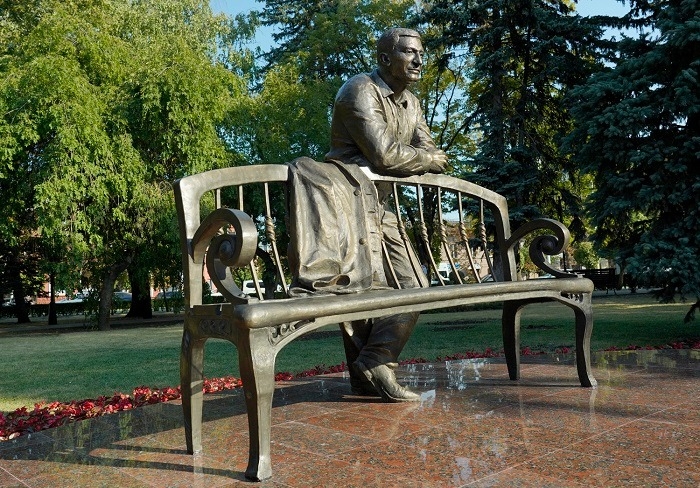 Памятник умершему мэру Джатдоеву открыли в Ставрополе