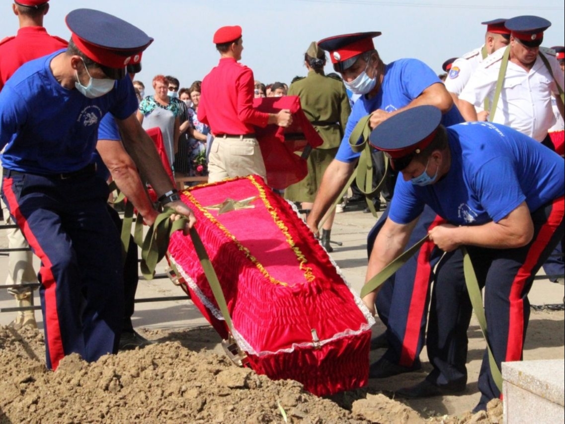 Казаки-поисковики обнаружили и перезахоронили останки 58 бойцов в Ростовской области