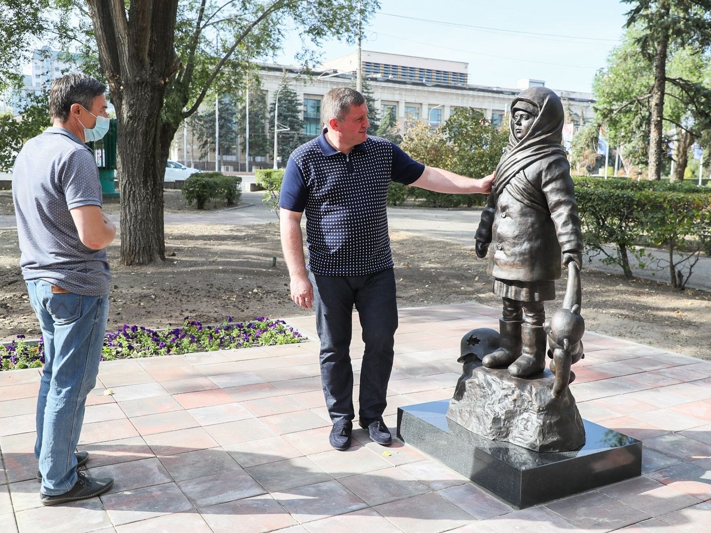Памятник "Детям, пережившим войну" в День города установили в Волгограде