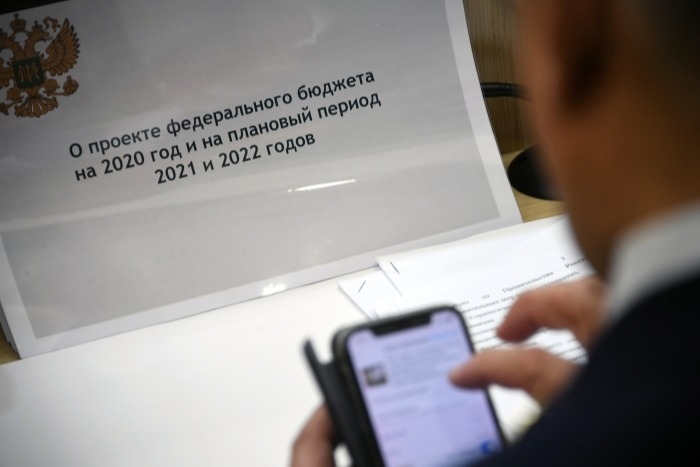 Правительство РФ рассмотрит проект бюджета на трехлетку в среду