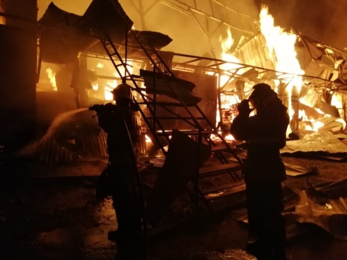 Более 50 ларьков пострадали при пожаре на центральном рынке в Шахтах