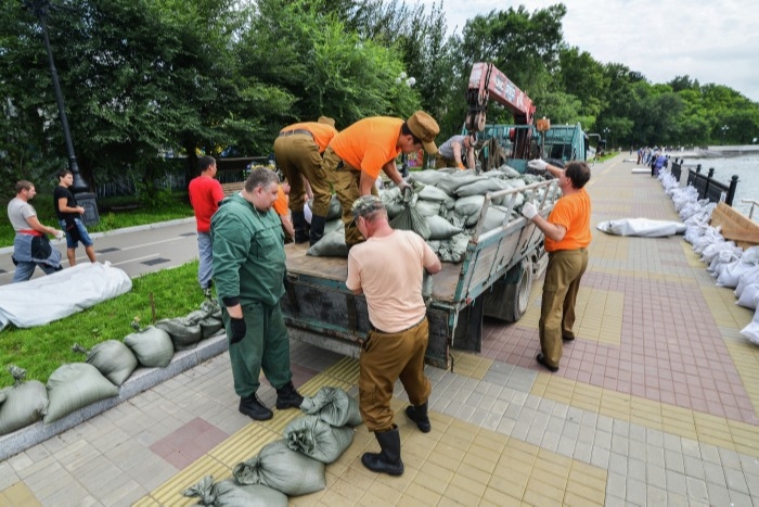 Строительство дамб для защиты от паводка в Хабаровске идет круглосуточно
