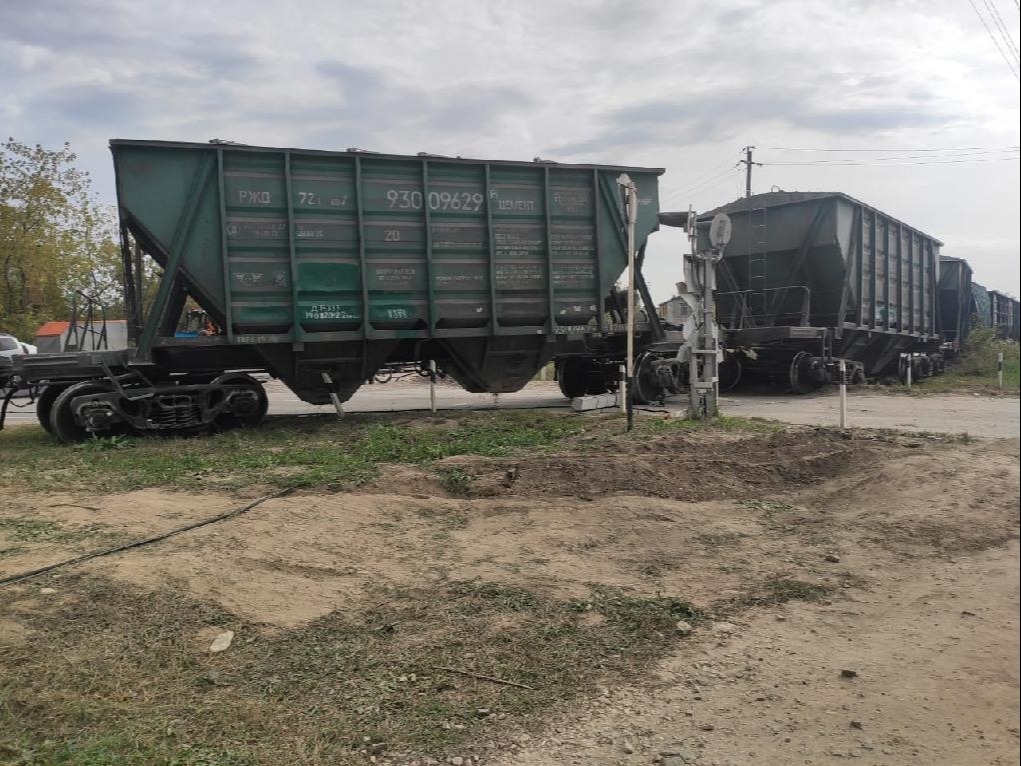 Три грузовых вагона сошли с рельсов в Калужской области