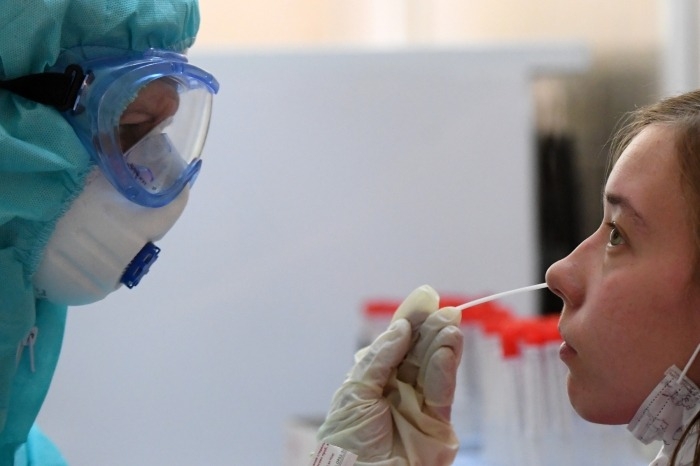 Учителей и школьников Хабаровского края с признаками ОРВИ проверят на коронавирус