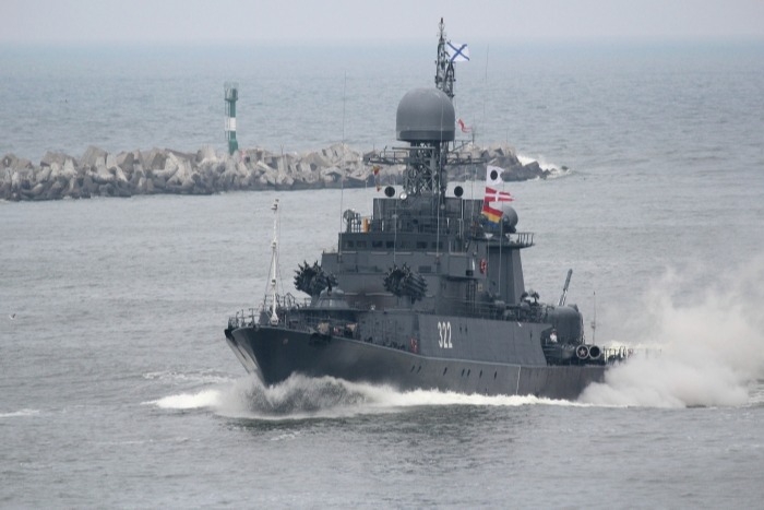 Российский военный корабль "Казанец" получил пробоину после столкновения на Балтике