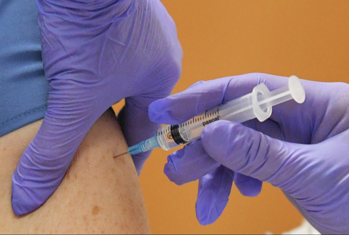 Первые прививки от COVID-19 поставили добровольцам в Свердловской области
