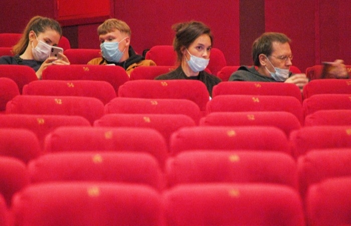 Московским кинотеатрам порекомендовали раз в 10 минут проверять маски на зрителях