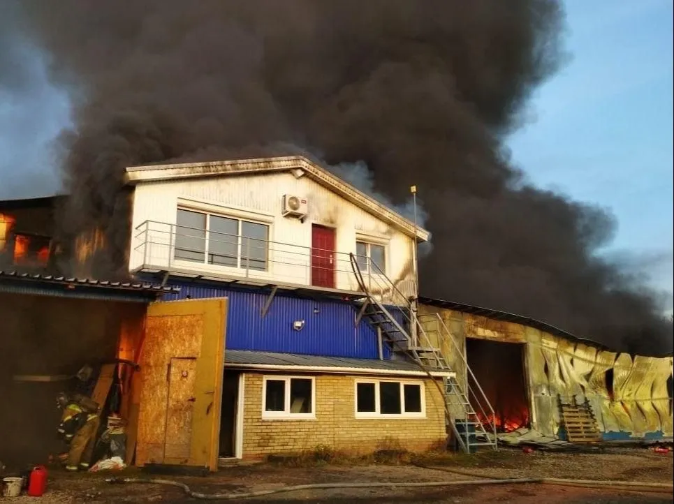Склад горит на площади 1 тыс. кв. м в селе под Ижевском
