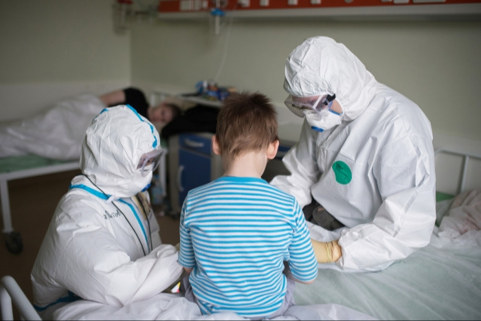 В России 1,6 тыс. детей госпитализированы с коронавирусом, большинство болеет в легкой форме