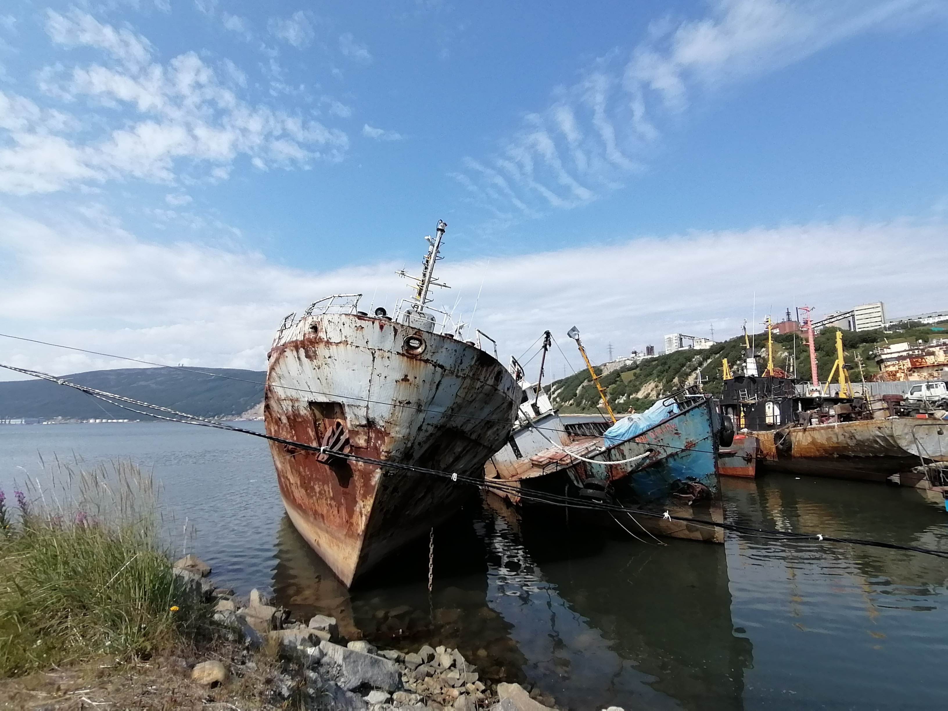 Затонувшие суда в акватории Магаданского порта "мешает" поднять законодательство