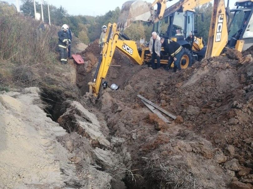 Двух рабочих насмерть засыпало землей при прокладке канализации в Калуге