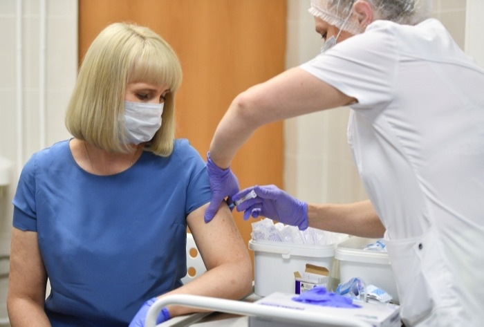 Вакцинироваться от COVID-19 намерена четверть петербургских медиков