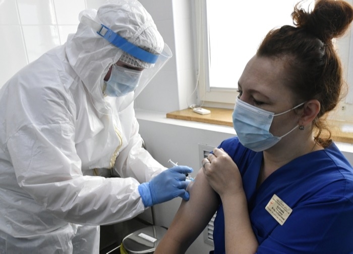 Началась вакцинация от COVID-19 врачей "красной зоны" в Приморье