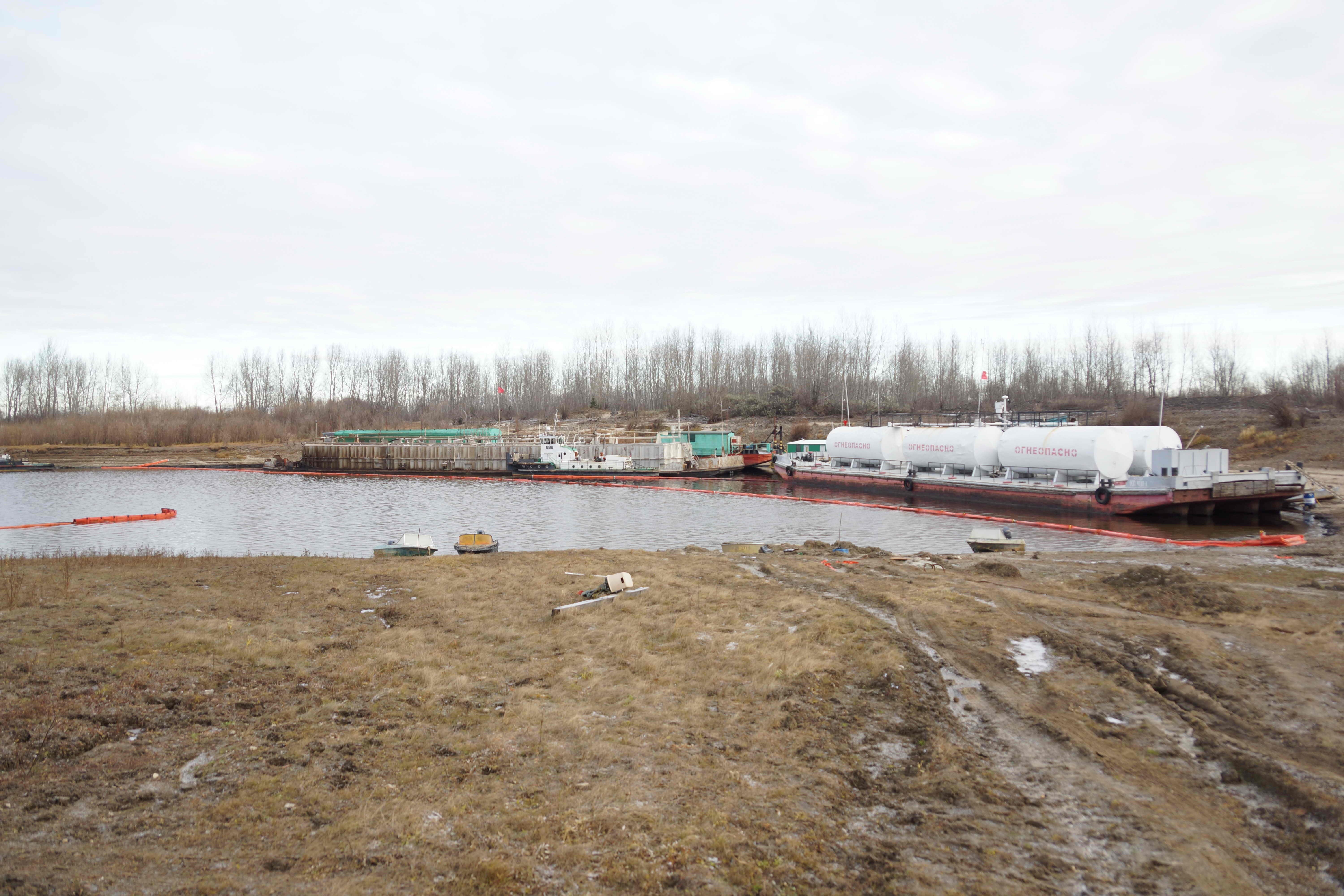 Локализован разлив нефти из пробоины в барже на реке Обь - МЧС