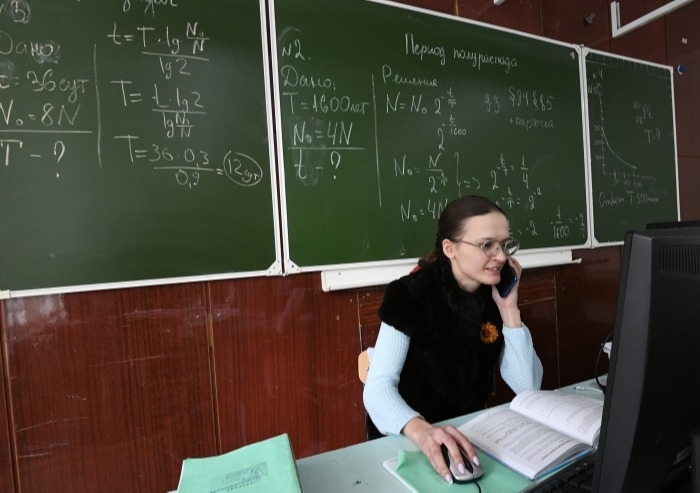 Очные и дистанционные уроки для московских школьников проводят 96% учителей