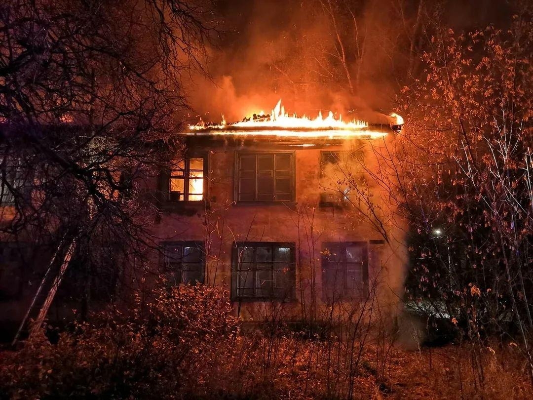 Кровля многоквартирного дома сгорела во Владимирской области, один человек погиб