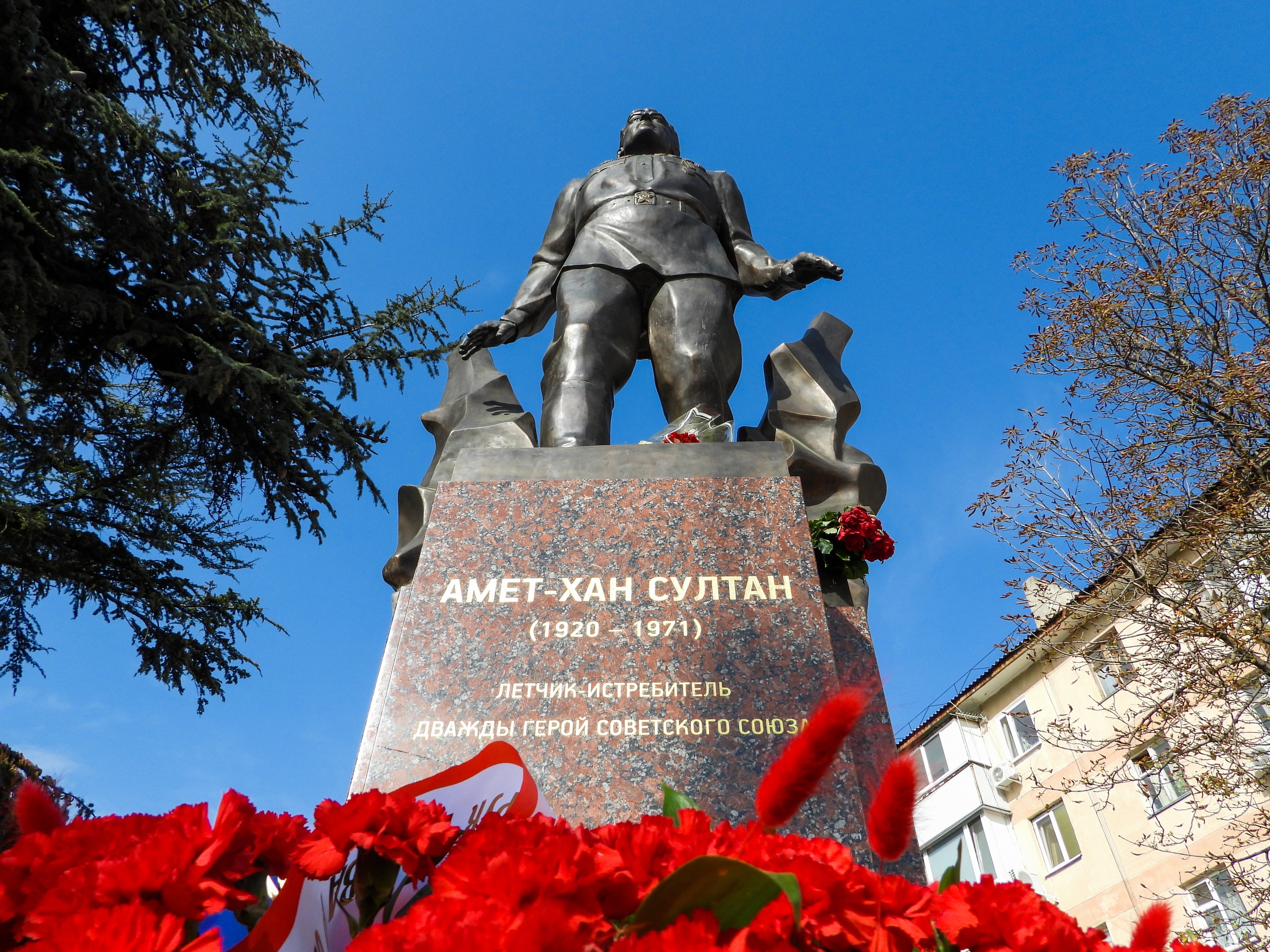 Памятник прославленному военному летчику установлен в Крыму к 100-летию со дня его рождения