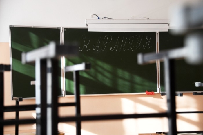 Ограничения из-за COVID-19 введены в 30 омских школах и 5 детсадах
