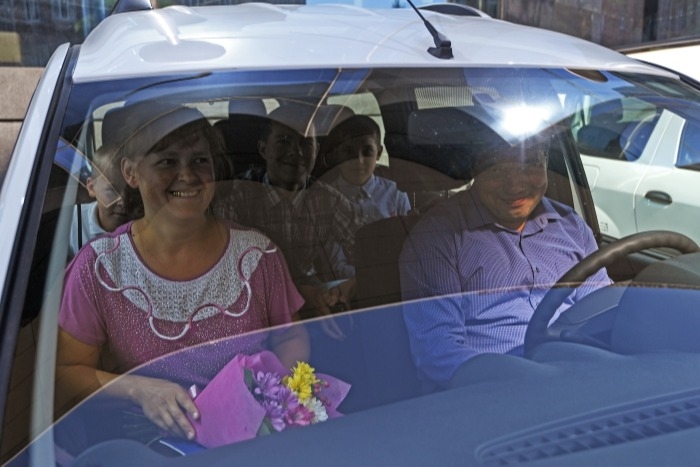 Многодетным семьям Сахалина помогают купить автомобили за счет соцвыплат