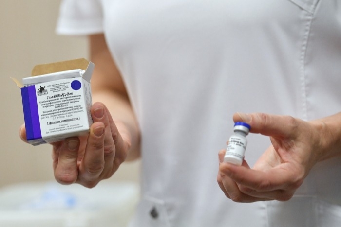 Петербург просит несколько десятков тысяч доз коронавирусной вакцины для медиков