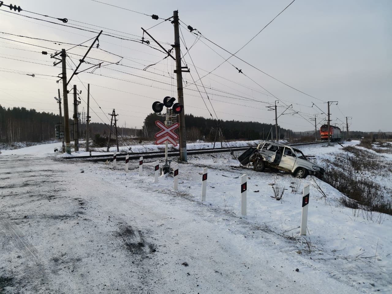 Локомотив столкнулся с автомобилем в Свердловской области, начата проверка