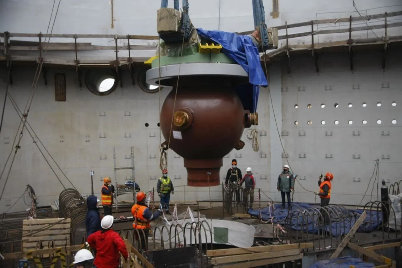 Корпус первого главного циркуляционного насоса установлен в здании реактора 1-го энергоблока Курской АЭС-2