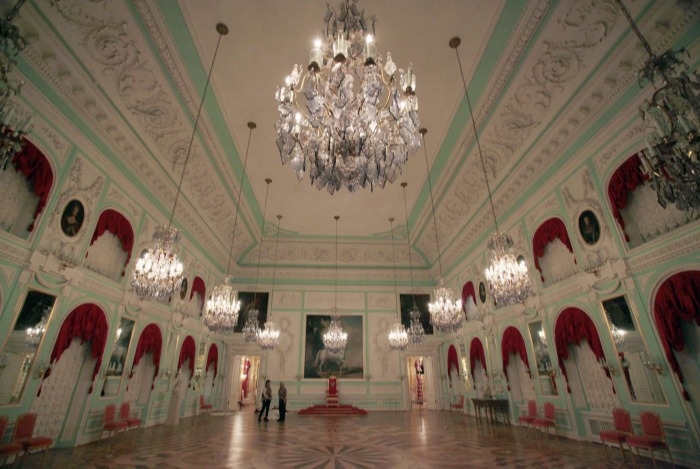 Большой петергофский дворец закрылся на две недели для профилактики COVID